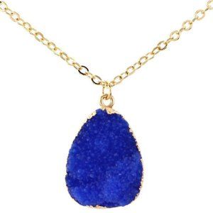 ** BRAND NEW ** Beautiful Blue Stone Quartz Necklace